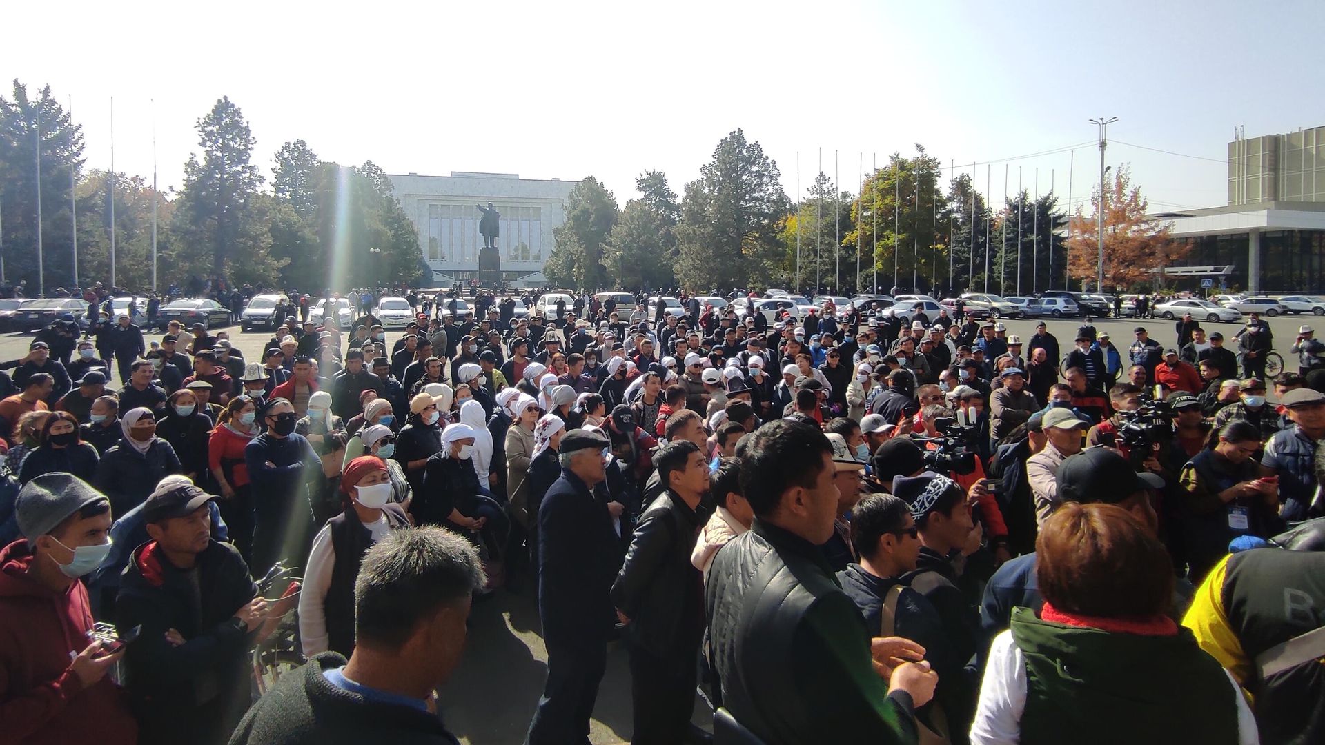 Митингующие у дома правительства в Бишкеке. Президент Киргизии Сооронбай Жээнбеков объявил об уходе в отставку Митингующие у дома правительства в Бишкеке. Президент Киргизии Сооронбай Жээнбеков объявил об уходе в отставку - РИА Новости, 1920, 20.10.2020