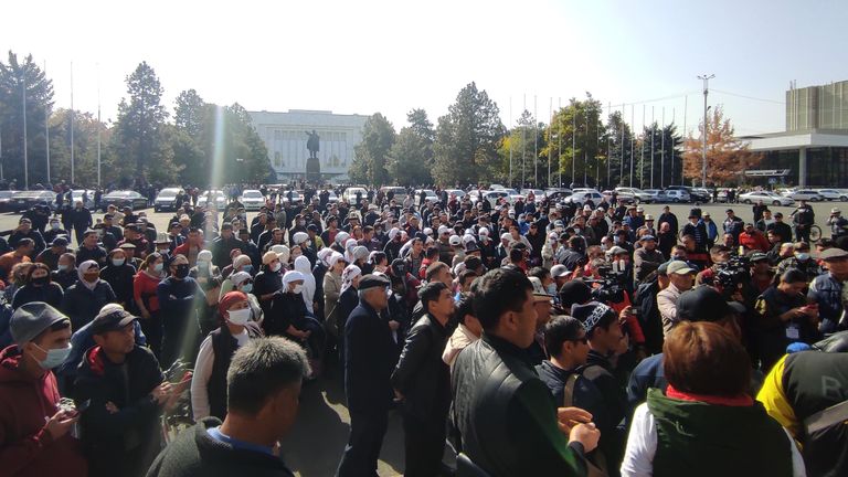 Митингующие у дома правительства в Бишкеке. Президент Киргизии Сооронбай Жээнбеков объявил об уходе в отставку Митингующие у дома правительства в Бишкеке. Президент Киргизии Сооронбай Жээнбеков объявил об уходе в отставку