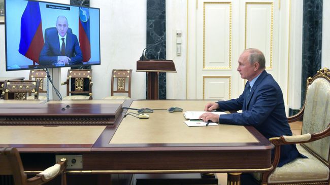 Президент РФ Владимир Путин проводит встречу с главой Карачаево-Черкесской Республики Рашидом Темрезовым в режиме видеоконференции