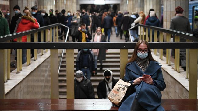 Девушка на станции метро Красный проспект в Новосибирске Девушка на станции метро Красный проспект в Новосибирске