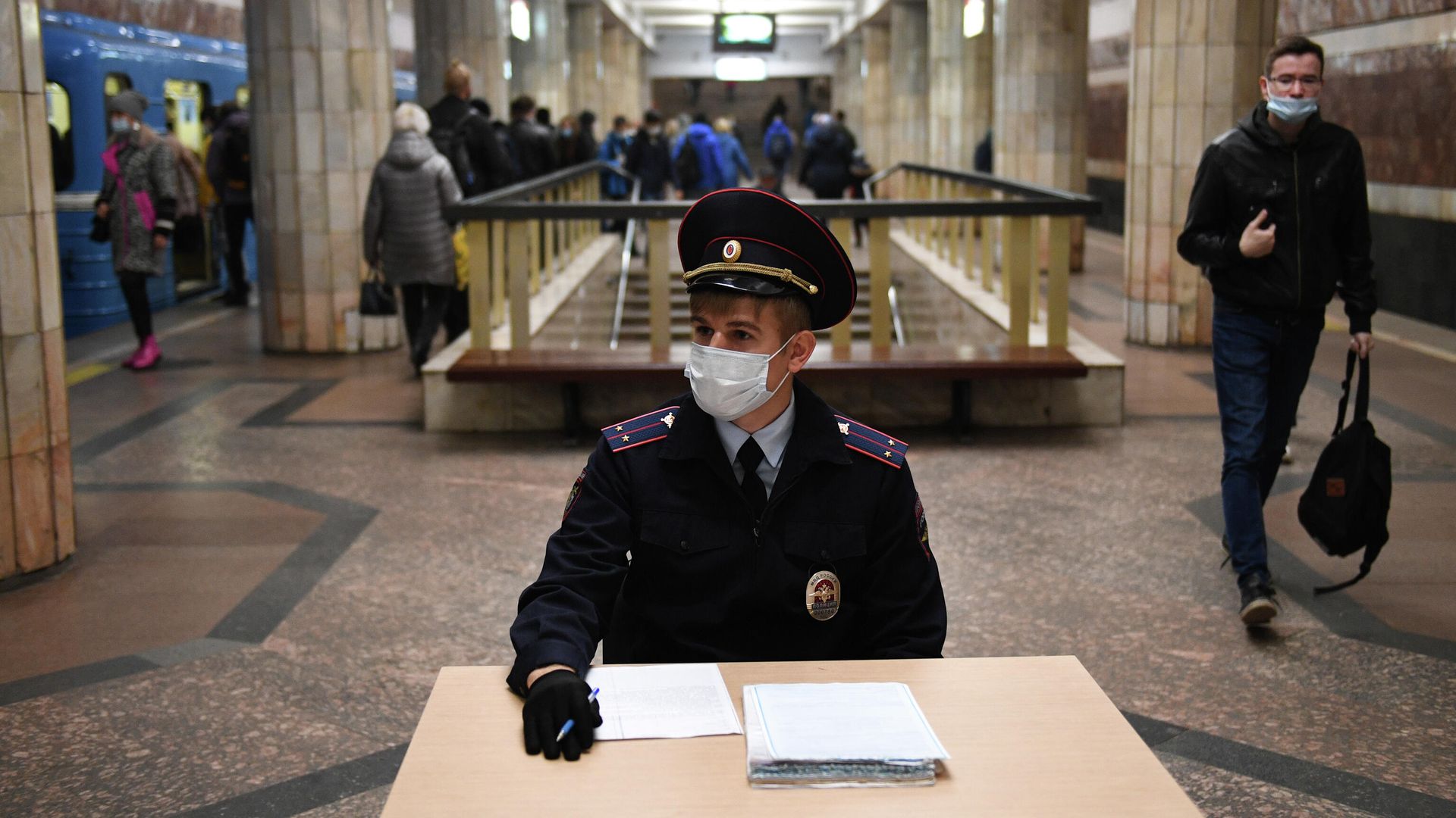 Сотрудник полиции в защитной маске на станции метро Красный проспект в Новосибирске - РИА Новости, 1920, 19.10.2020