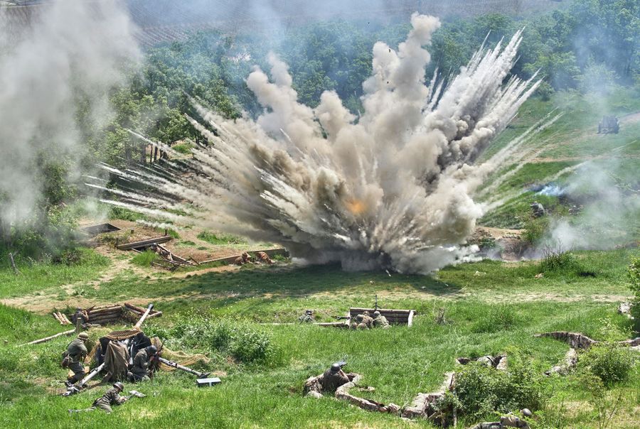 Участники во время военно-исторической реконструкции эпизода штурма Сапун-горы 7 мая 1944 года в рамках военно-исторического фестиваля Знамена Славы в Севастополе Участники во время военно-исторической реконструкции эпизода штурма Сапун-горы 7 мая 1944 года в рамках военно-исторического фестиваля Знамена Славы в Севастополе