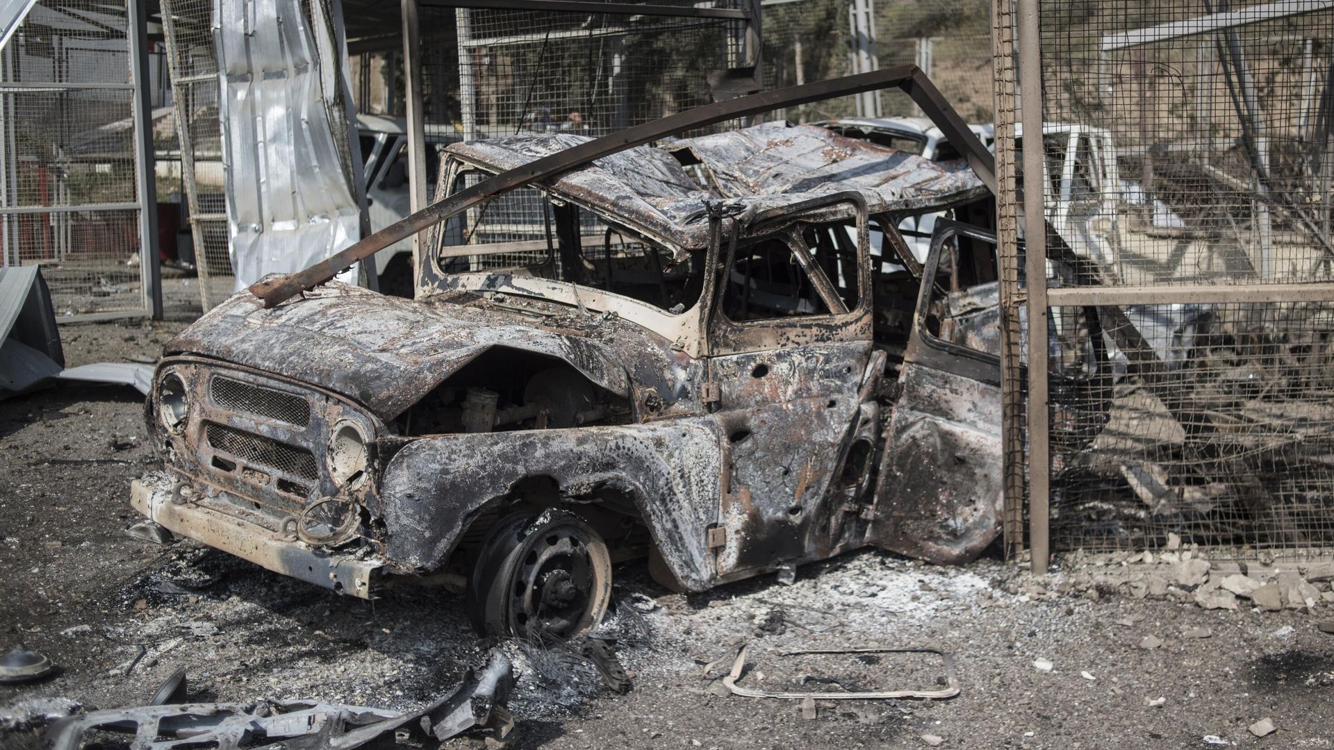 Сгоревшие автомобили у госпиталя в Мартакерте, разрушенного в результате обстрела Сгоревшие автомобили у госпиталя в Мартакерте, разрушенного в результате обстрела - РИА Новости, 1920, 19.10.2020