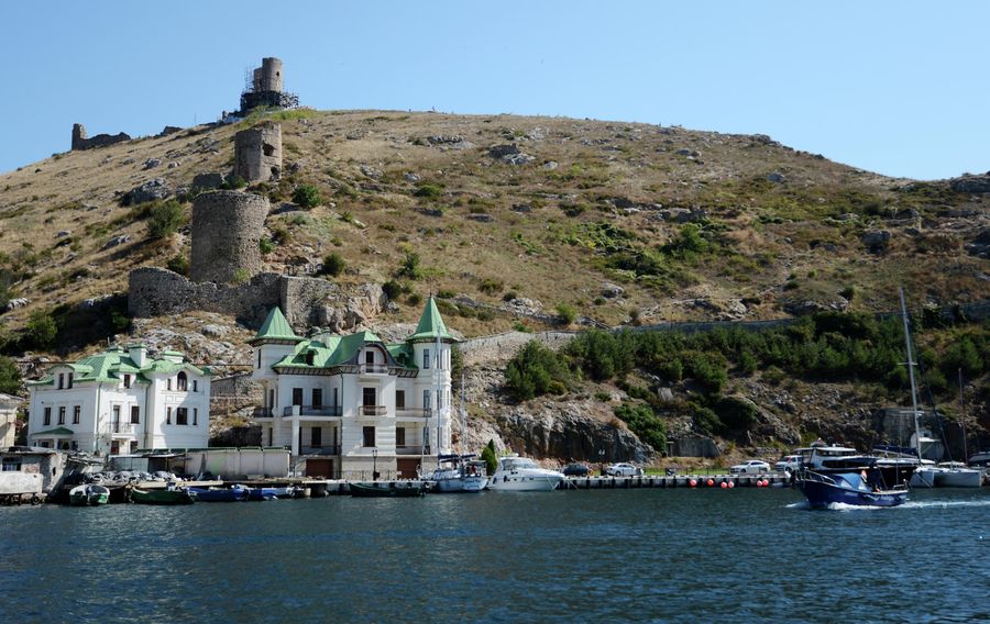 Катера, лодки и яхты в акватории Балаклавы в Крыму Катера, лодки и яхты в акватории Балаклавы в Крыму