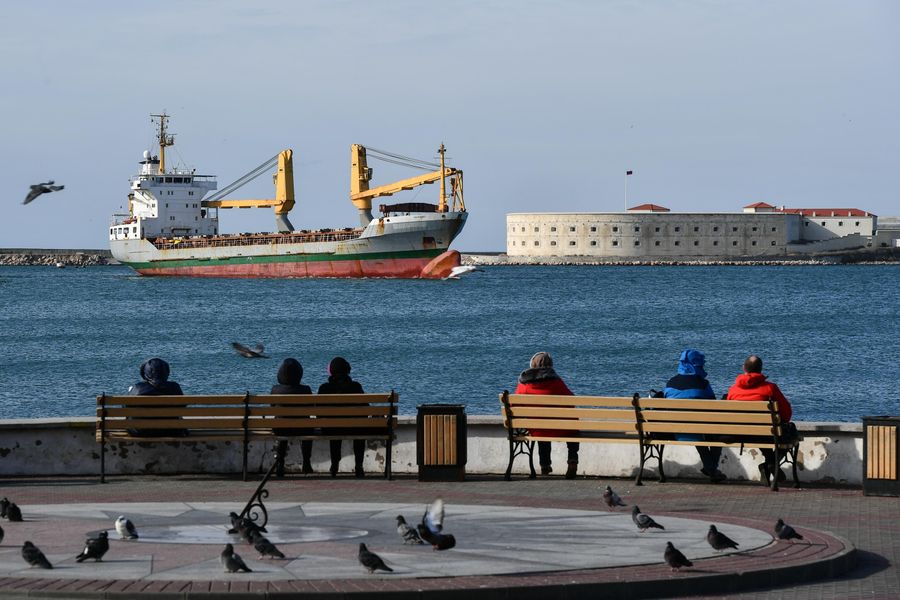 Вид на грузовой корабль и Константиновский Форт с набережной Севастополя Вид на грузовой корабль и Константиновский Форт с набережной Севастополя