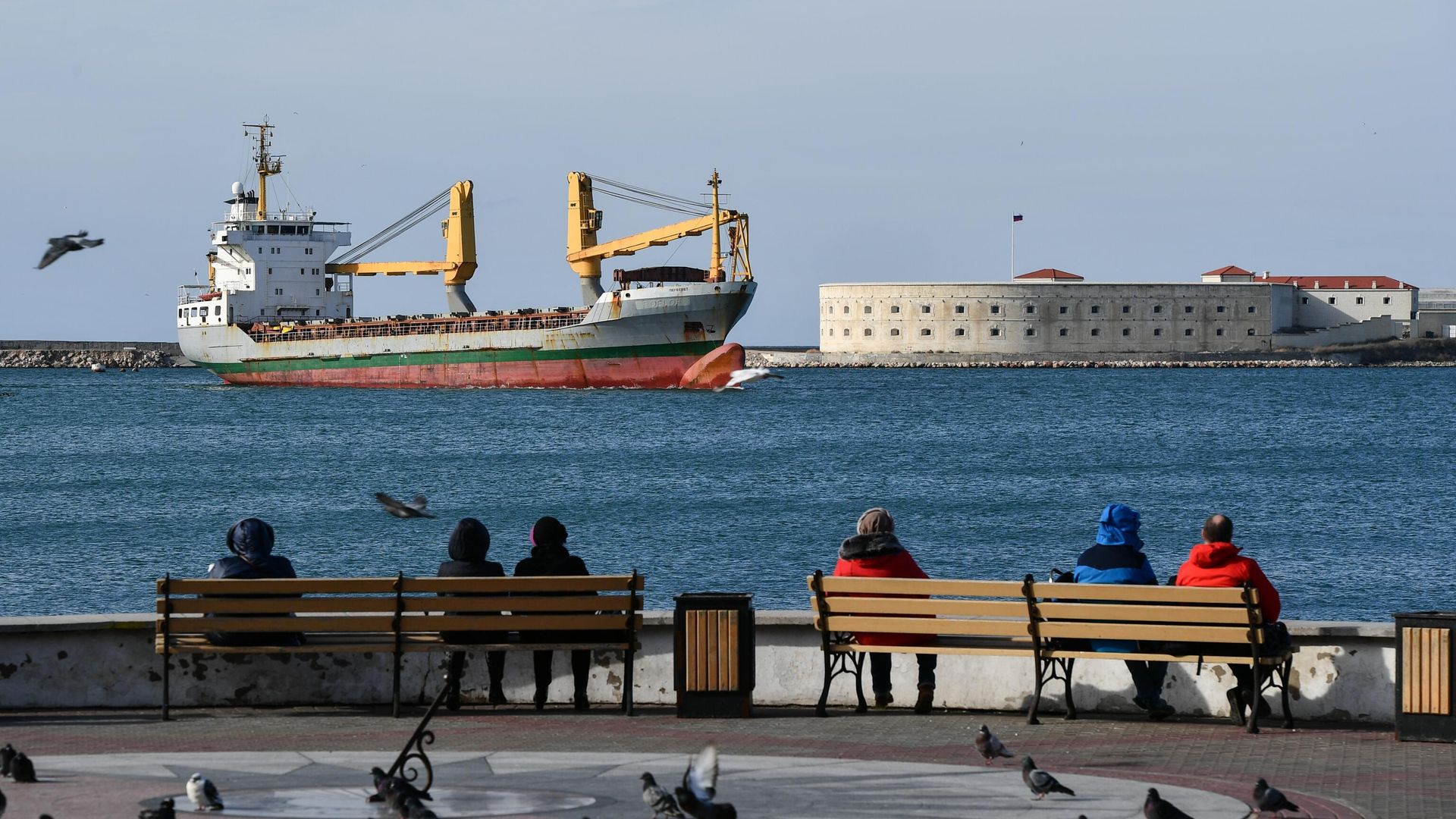 Вид на грузовой корабль и Константиновский Форт с набережной Севастополя Вид на грузовой корабль и Константиновский Форт с набережной Севастополя - РИА Новости, 1920, 22.09.2021