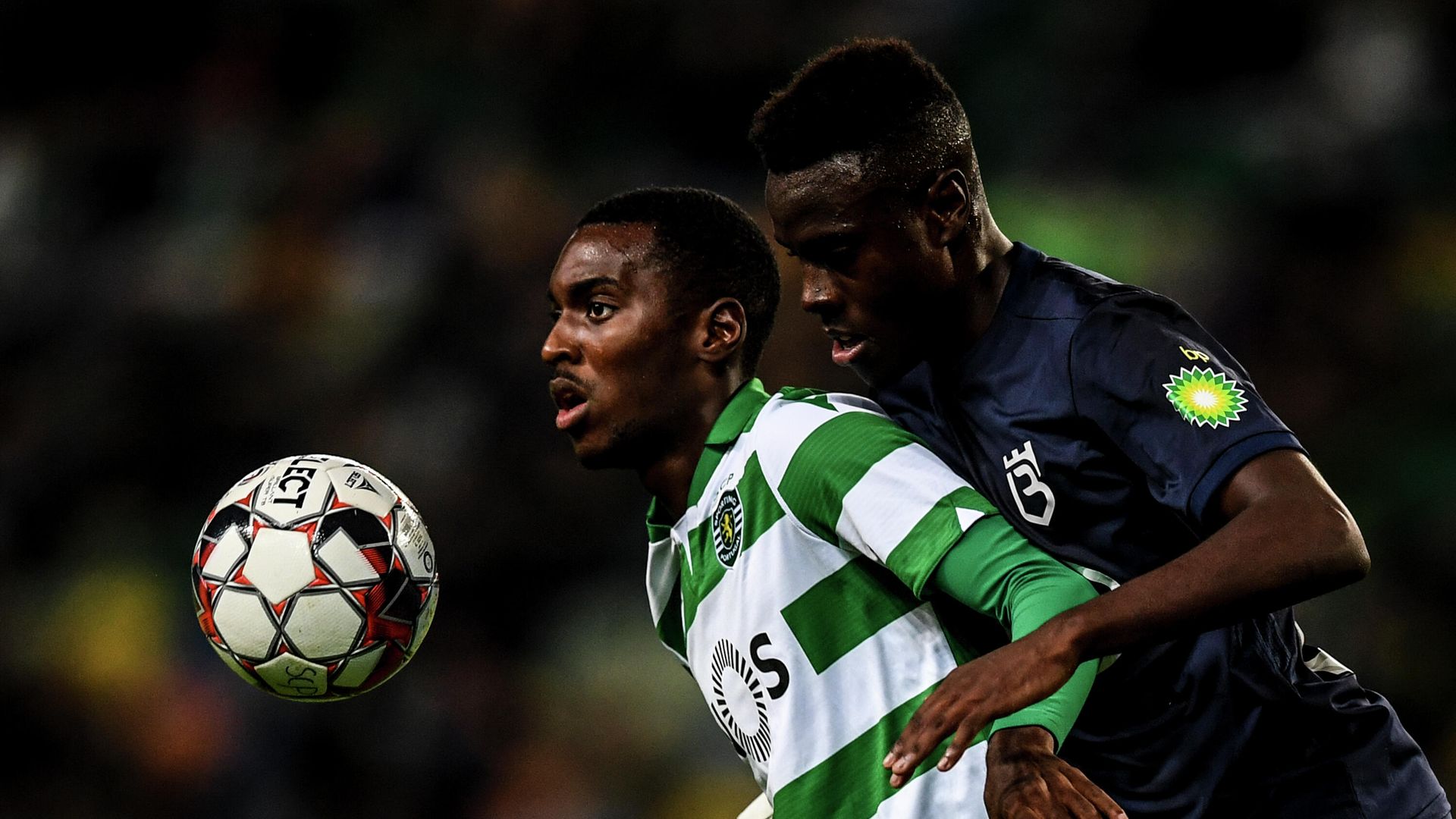 Sporting's Portuguese forward Rafael Camacho (L) challenges Belenenses' Portuguese defender Nilton Varela (R) during the Portuguese League football match between SL Sporting CP vs Belenenses SAD at Alvalade stadium in Lisbon on November 10, 2019. (Photo by PATRICIA DE MELO MOREIRA / AFP) Sporting's Portuguese forward Rafael Camacho (L) challenges Belenenses' Portuguese defender Nilton Varela (R) during the Portuguese League football match between SL Sporting CP vs Belenenses SAD at Alvalade stadium in Lisbon on November 10, 2019. (Photo by PATRICIA DE MELO MOREIRA / AFP) - РИА Новости, 1920, 16.10.2020