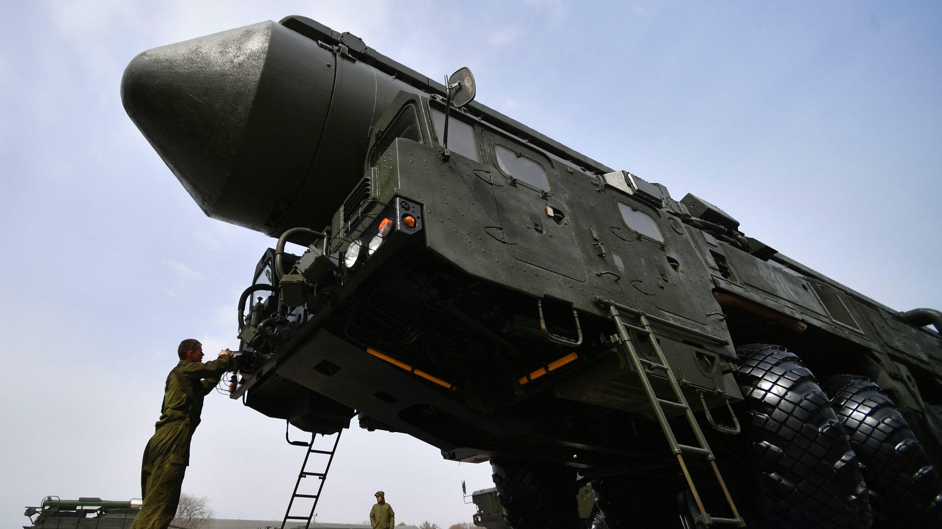 Транспортно-пусковой контейнер комплекса РС-24 Ярс Транспортно-пусковой контейнер комплекса РС-24 Ярс - РИА Новости, 1920, 02.04.2021
