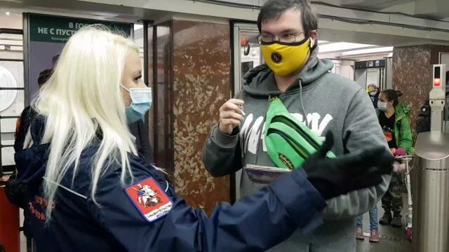 Ковид-контроль: в московском метрополитене проверяют наличие масок и перчаток у пассажиров Ковид-контроль: в московском метрополитене проверяют наличие масок и перчаток у пассажиров - РИА Новости, 1920, 28.11.2020