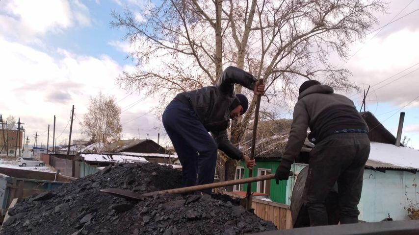Разгрузка социального угля многодетной семье Разгрузка социального угля многодетной семье - РИА Новости, 1920, 20.10.2020