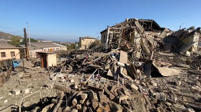 Дом, поврежденный в результате обстрелов Степанакерта