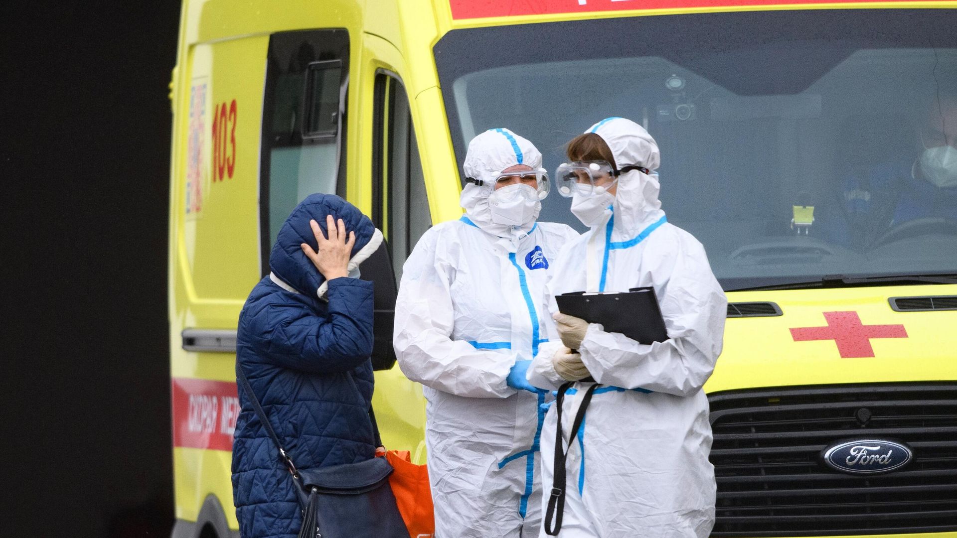 Бригада скорой медицинской помощи доставила пациентку в карантинный центр в Коммунарке Бригада скорой медицинской помощи доставила пациентку в карантинный центр в Коммунарке - РИА Новости, 1920, 22.10.2020