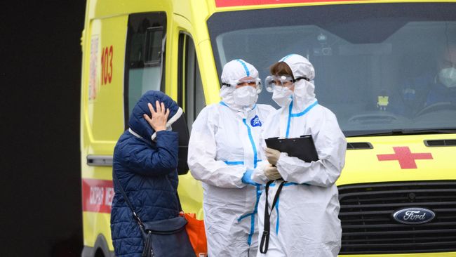 Бригада скорой медицинской помощи доставила пациентку в карантинный центр в Коммунарке