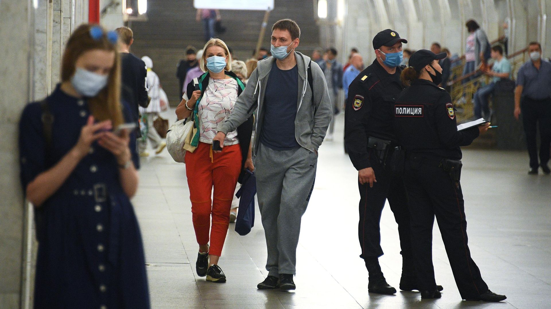 Пассажиры Московского метрополитена, где проводится проверка масочного режим Пассажиры Московского метрополитена, где проводится проверка масочного режим - РИА Новости, 1920, 30.07.2021