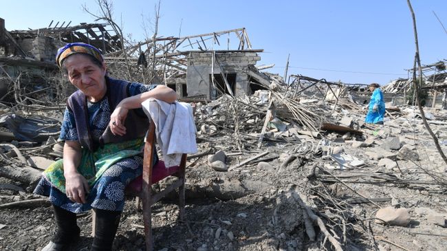 Жители Гянджи у разрушенных после обстрела домов