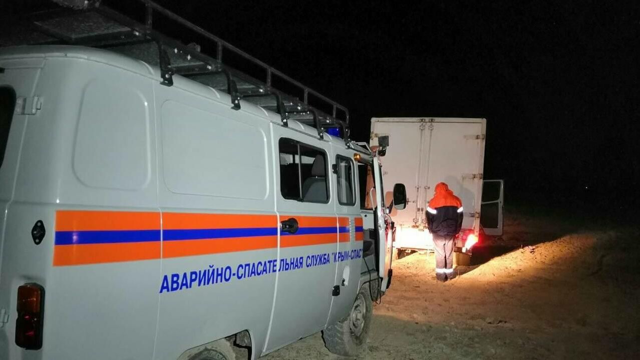 Автомобиль Mercedes, застрявший в грязи в районе Белогорского водохранилища Тайган в Крыму Автомобиль Mercedes, застрявший в грязи в районе Белогорского водохранилища Тайган в Крыму - РИА Новости, 1920, 19.10.2020