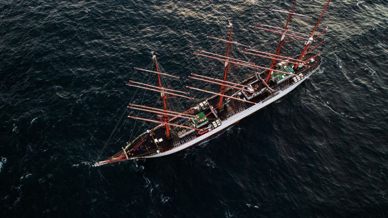 Парусное судно Седов во время дрейфа в Баренцевом море Парусное судно Седов во время дрейфа в Баренцевом море