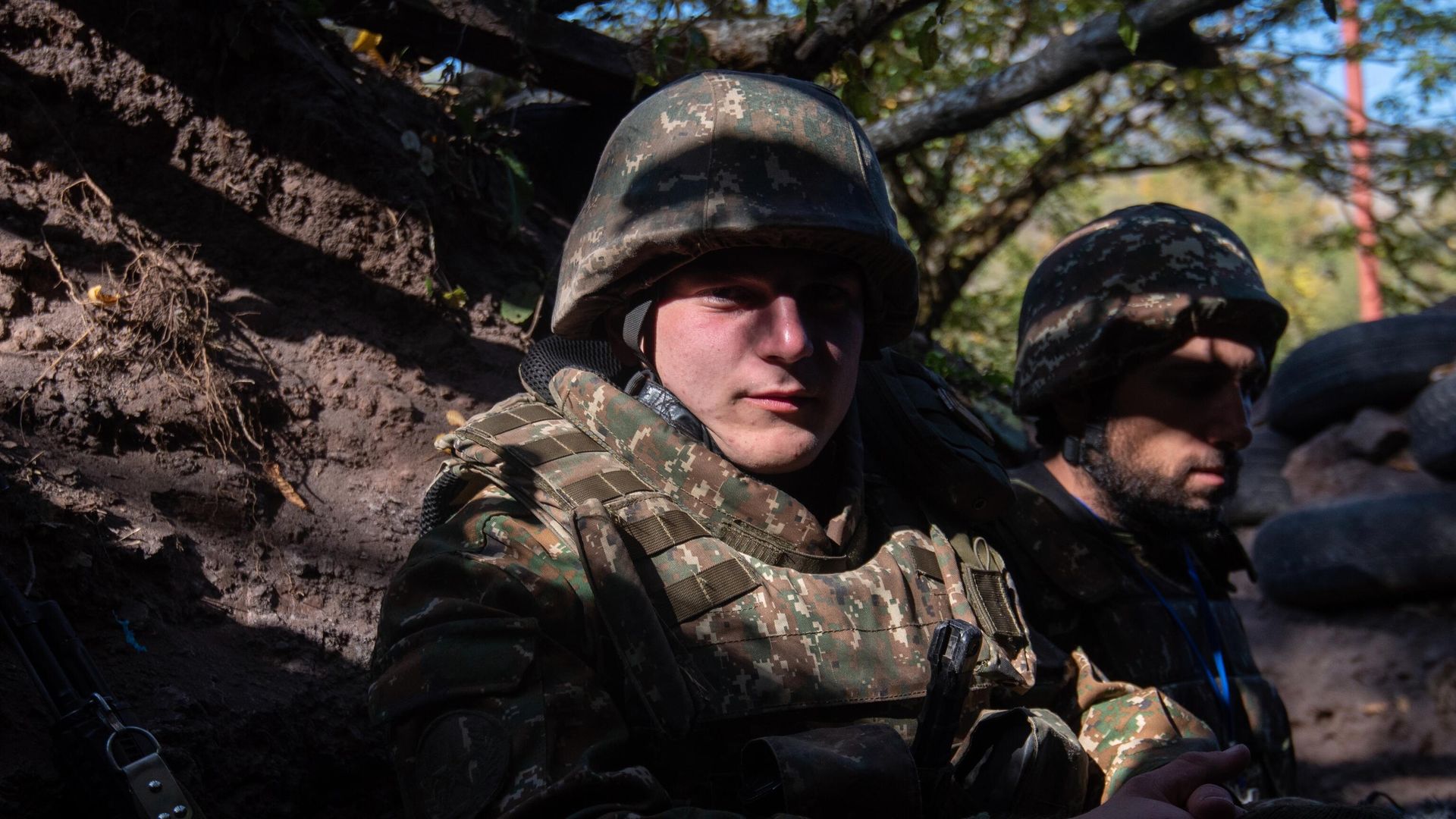 Военнослужащие армии обороны Нагорно-Карабахской Республики отдыхают в окопе - РИА Новости, 1920, 12.12.2020