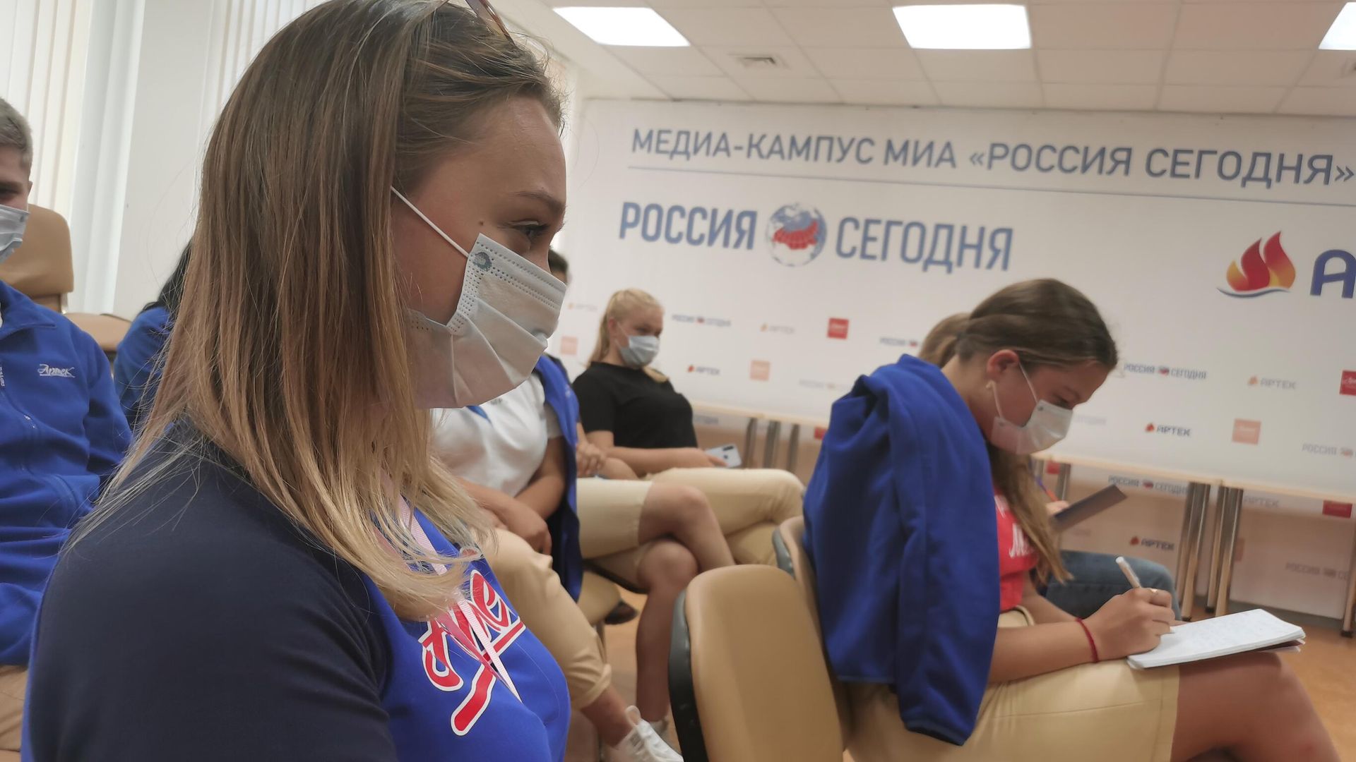 Вожатые и педагоги на онлайн мастер-классе по журналистике в медиакампусе МИА Россия сегодня и МДЦ Артек Вожатые и педагоги на онлайн мастер-классе по журналистике в медиакампусе МИА Россия сегодня и МДЦ Артек - РИА Новости, 1920, 19.10.2020