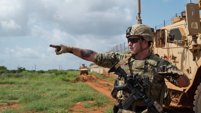 Американский военнослужащий во время патрулирования в Сомали Американский военнослужащий во время патрулирования в Сомали