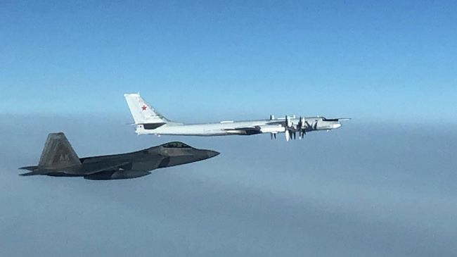 Истребитель F-22 командования воздушно-космической обороны США