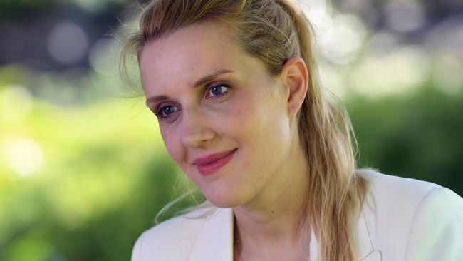 Режиссер Оксана Карас во время интервью в рамках 31-го кинофестиваля Кинотавр в Сочи