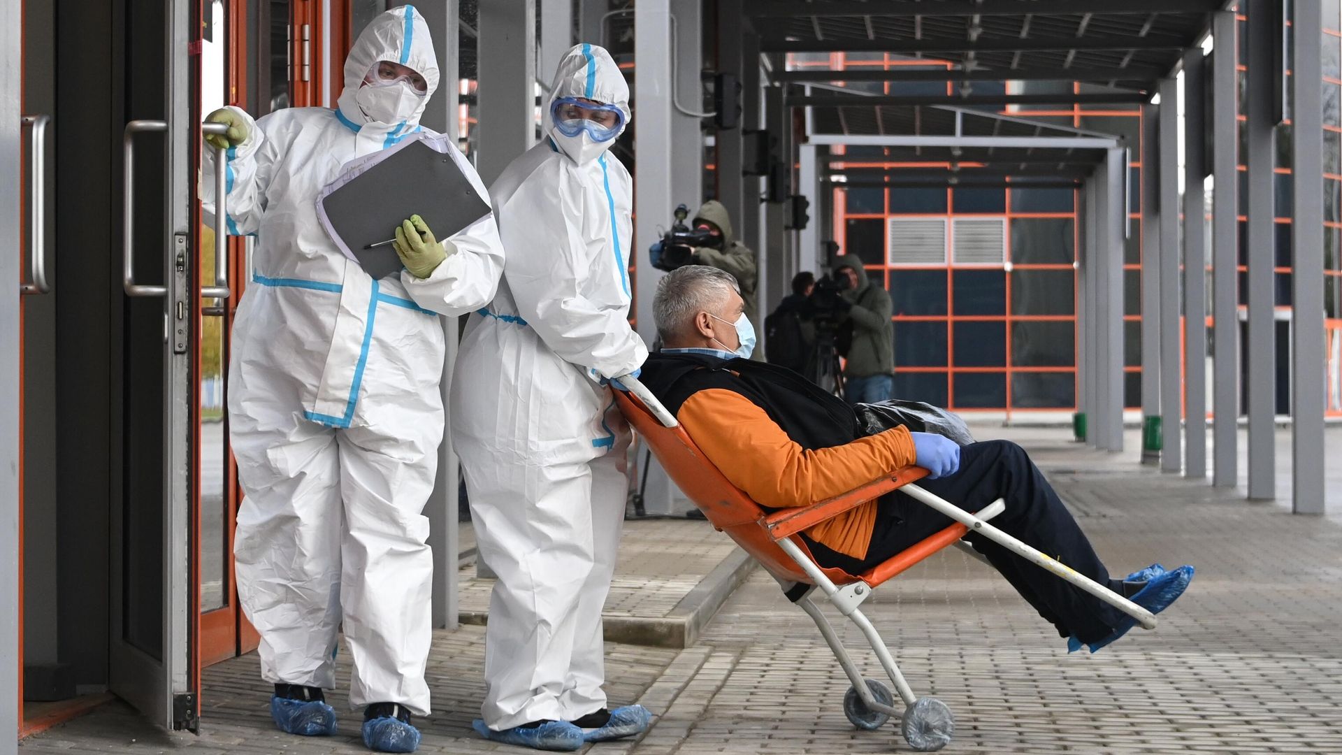 Сотрудники скорой помощи доставляют пациента во временный госпиталь COVID-19 на ВДНХ Сотрудники скорой помощи доставляют пациента во временный госпиталь COVID-19 на ВДНХ - РИА Новости, 1920, 20.10.2020
