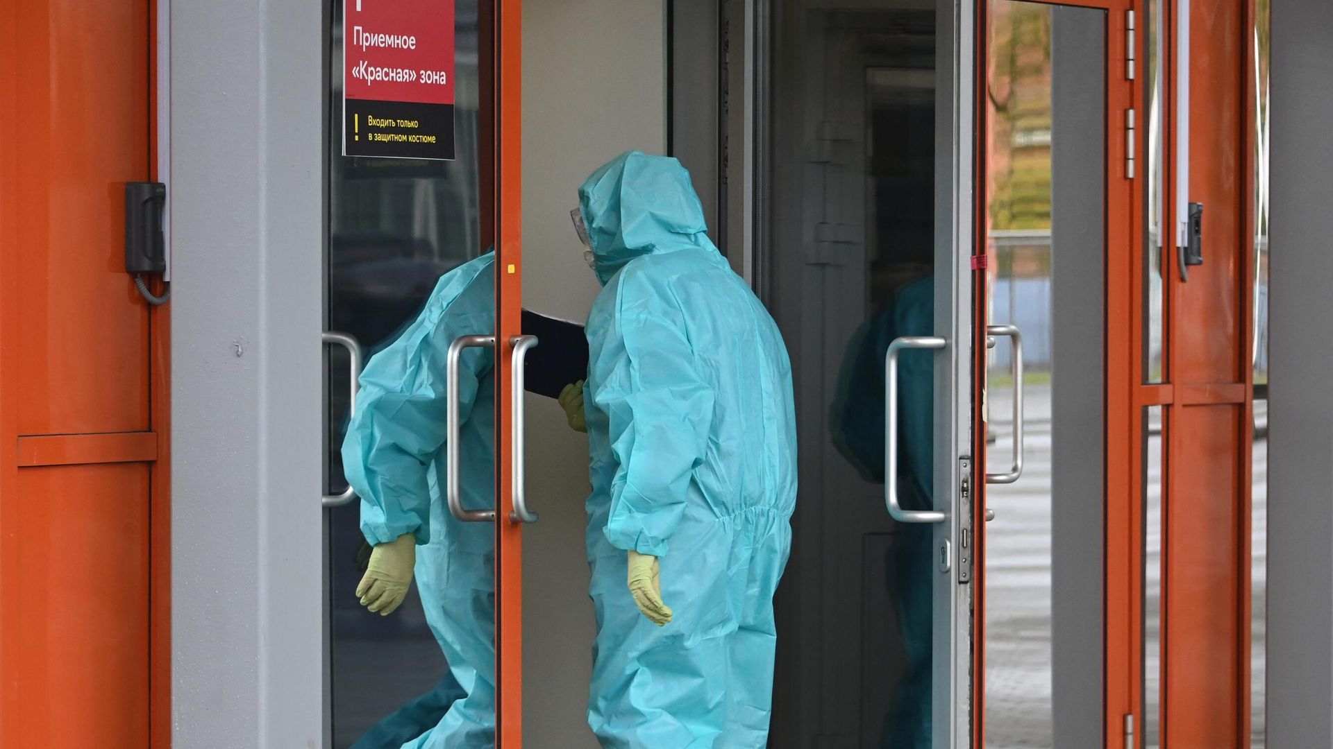 Сотрудник скорой помощи возле временного госпиталя COVID-19 на ВДНХ в Москве Сотрудник скорой помощи возле временного госпиталя COVID-19 на ВДНХ в Москве - РИА Новости, 1920, 21.10.2020