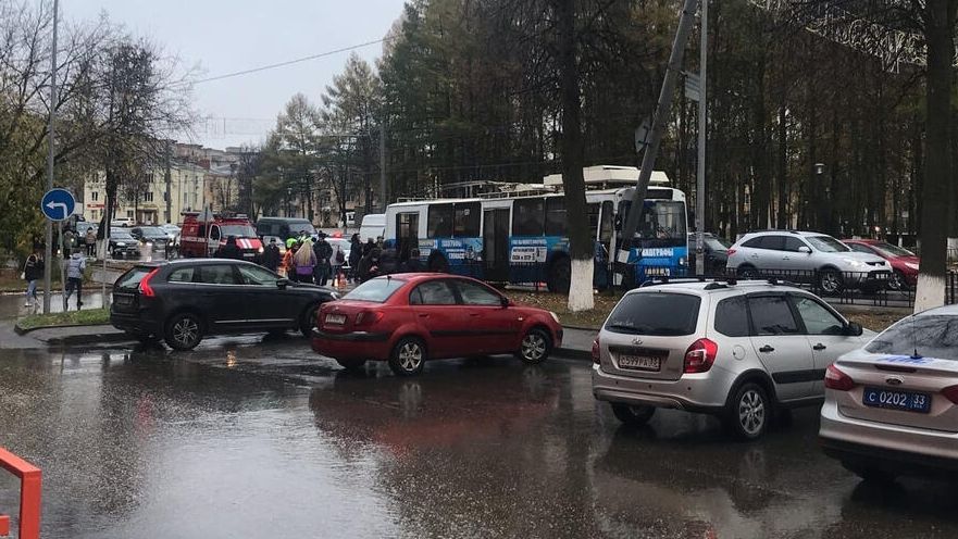 ДТП с троллейбусом произошло в Коврове на перекрестке улиц Чкалова и проспекта Ленина ДТП с троллейбусом произошло в Коврове на перекрестке улиц Чкалова и проспекта Ленина - РИА Новости, 1920, 21.10.2020