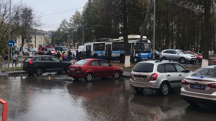 ДТП с троллейбусом произошло в Коврове на перекрестке улиц Чкалова и проспекта Ленина ДТП с троллейбусом произошло в Коврове на перекрестке улиц Чкалова и проспекта Ленина - РИА Новости, 1920, 21.10.2020