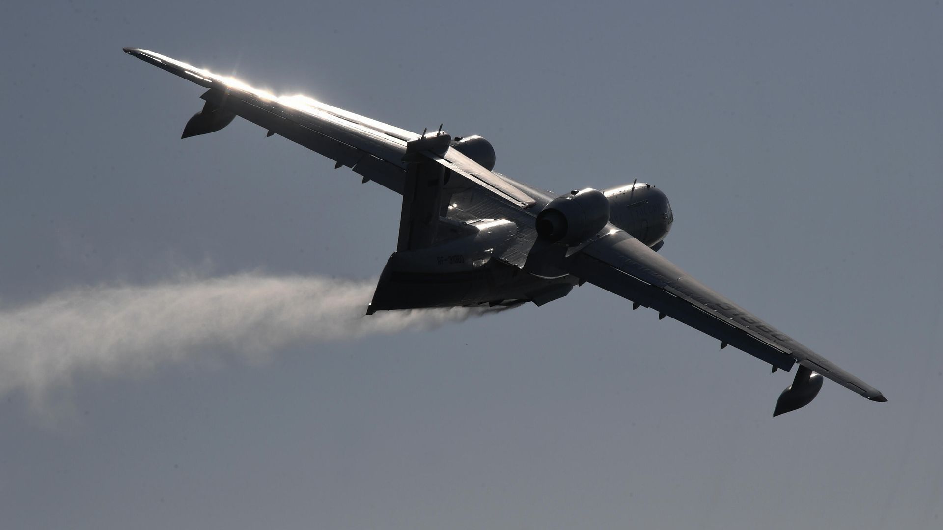Многоцелевой самолет-амфибия Бе-200ЧС во время отработки взаимодействия авиации МЧС России с наземными и морскими спасательными службами в Приморье Многоцелевой самолет-амфибия Бе-200ЧС во время отработки взаимодействия авиации МЧС России с наземными и морскими спасательными службами в Приморье - РИА Новости, 1920, 08.07.2021