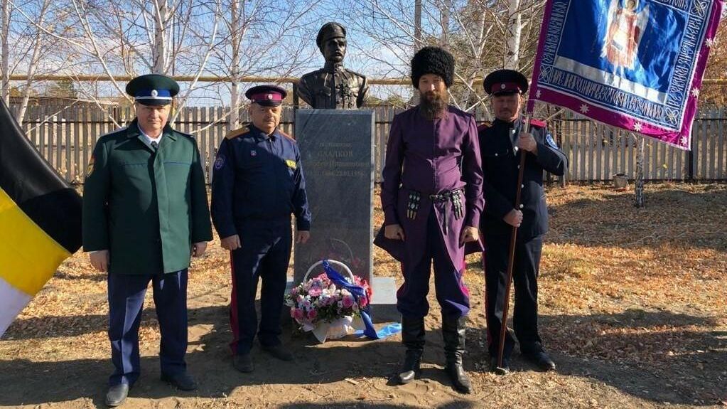 Под Оренбургом на улице Чапаева установили памятник, победившему Чапаева, казачьему полковнику Тимофею Сладкову Под Оренбургом на улице Чапаева установили памятник, победившему Чапаева, казачьему полковнику Тимофею Сладкову - РИА Новости, 1920, 21.10.2020