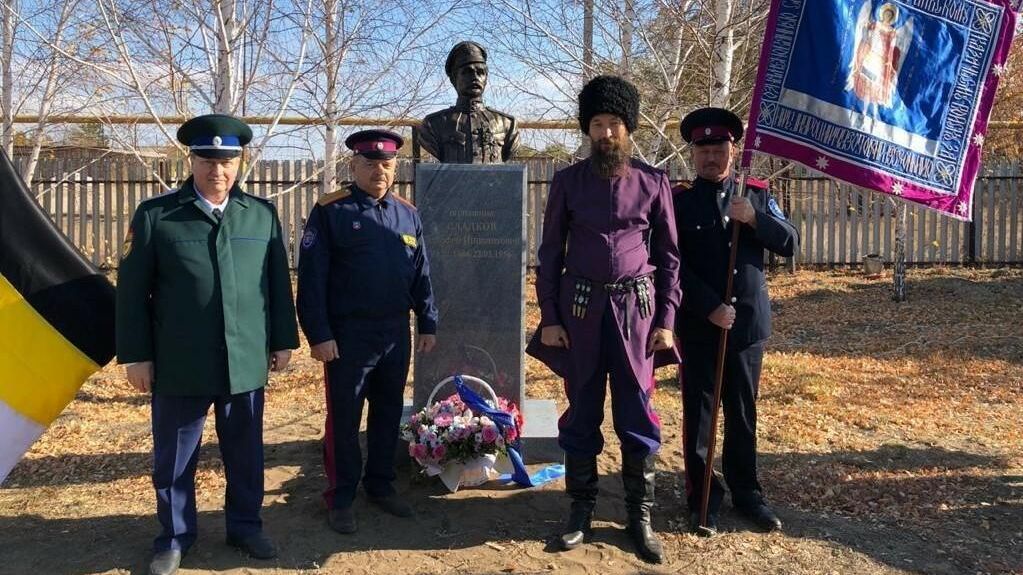 Под Оренбургом на улице Чапаева установили памятник, победившему Чапаева, казачьему полковнику Тимофею Сладкову Под Оренбургом на улице Чапаева установили памятник, победившему Чапаева, казачьему полковнику Тимофею Сладкову - РИА Новости, 1920, 21.10.2020