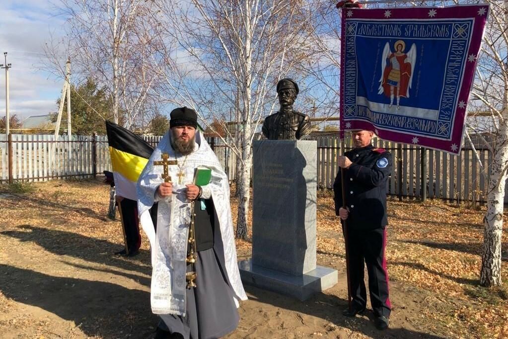 Под Оренбургом на улице Чапаева установили памятник, победившему Чапаева, казачьему полковнику Тимофею Сладкову Под Оренбургом на улице Чапаева установили памятник, победившему Чапаева, казачьему полковнику Тимофею Сладкову - РИА Новости, 1920, 21.10.2020
