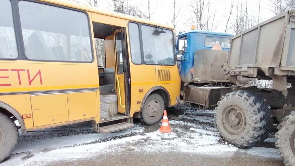 ДТП с участием школьного автобуса в Сосногорске ДТП с участием школьного автобуса в Сосногорске - РИА Новости, 1920, 21.10.2020