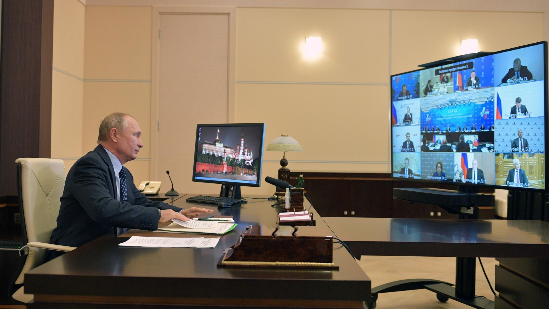 Президент РФ Владимир Путин во время встречи в режиме видеоконференции с членами правления Российского союза промышленников и предпринимателей (РСПП) Президент РФ Владимир Путин во время встречи в режиме видеоконференции с членами правления Российского союза промышленников и предпринимателей (РСПП) - РИА Новости, 1920, 21.10.2020