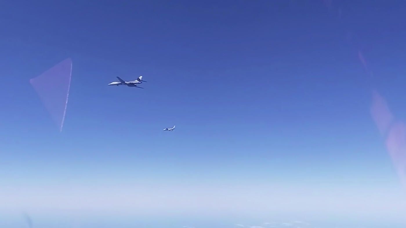 Российские истребители перехватили над Беринговым морем два американских стратегических бомбардировщика B-1В. Кадр видео Российские истребители перехватили над Беринговым морем два американских стратегических бомбардировщика B-1В. Кадр видео - РИА Новости, 1920, 21.10.2020