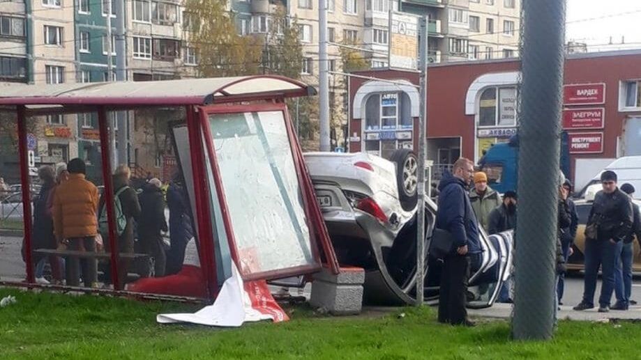 ДТП на проспекте Косыгина в Санкт-Петербурге, где автомобиль Hyundai въехал в остановку ДТП на проспекте Косыгина в Санкт-Петербурге, где автомобиль Hyundai въехал в остановку - РИА Новости, 1920, 21.10.2020