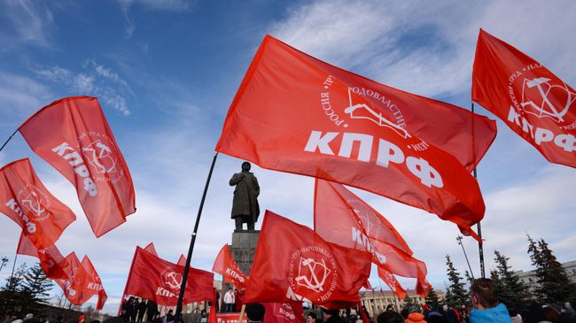 Участники митинга с флагами КПРФ