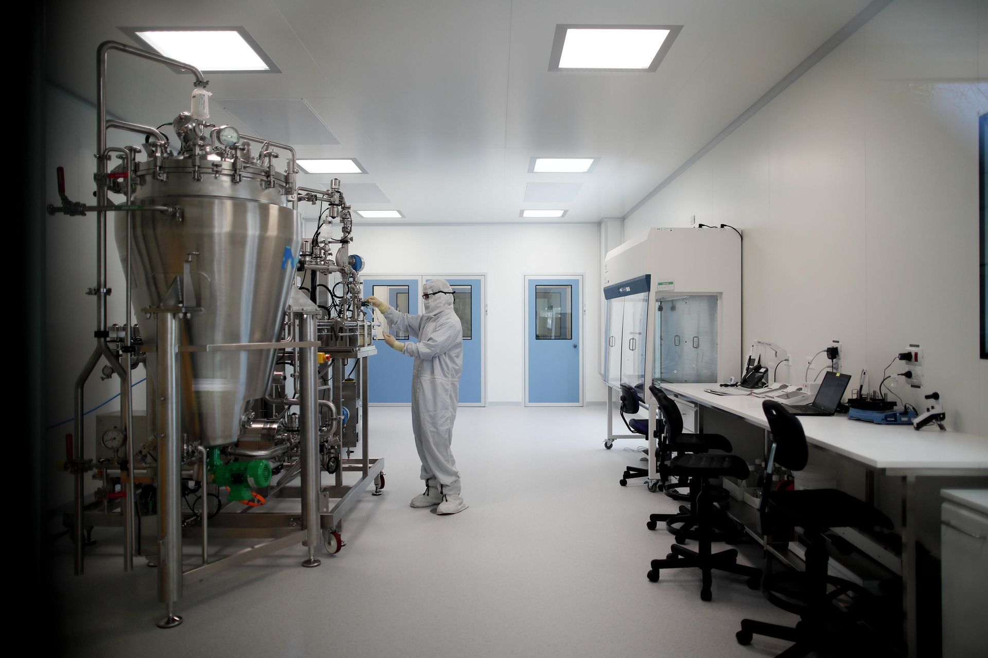 Работа над вакциной компании AstraZeneca - РИА Новости, 1920, 02.12.2020