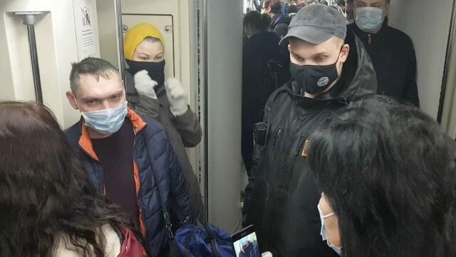 В московском метро проверяют наличие масок и перчаток В московском метро проверяют наличие масок и перчаток - РИА Новости, 1920, 17.11.2021
