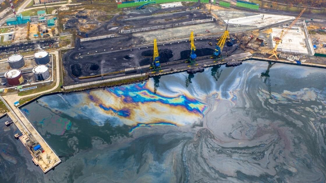 Нефтяное пятно возле Приморского судоремонтного завода в акватории залива Находка  - РИА Новости, 1920, 22.10.2020