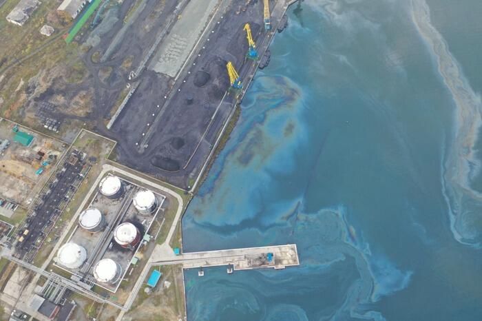 Нефтяное пятно возле Приморского судоремонтного завода в акватории залива Находка  - РИА Новости, 1920, 22.10.2020