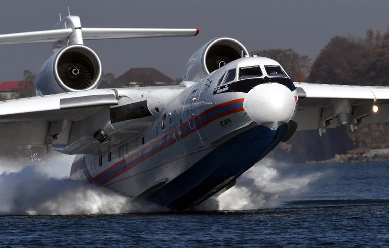 Многоцелевой самолет-амфибия Бе-200ЧС во время учений авиационного отряда МЧС в Приморье Многоцелевой самолет-амфибия Бе-200ЧС во время учений авиационного отряда МЧС в Приморье