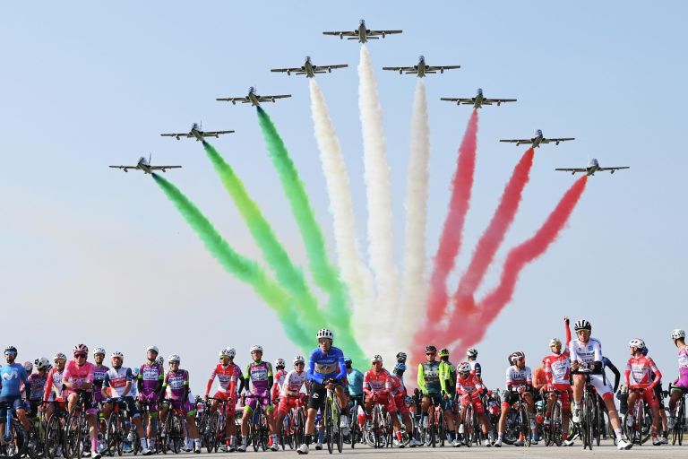 Выступление пилотажной группы Frecce Tricolori ВВС Италии на одном из этапов велосипедного заезда около базы Ривольто Выступление пилотажной группы Frecce Tricolori ВВС Италии на одном из этапов велосипедного заезда около базы Ривольто