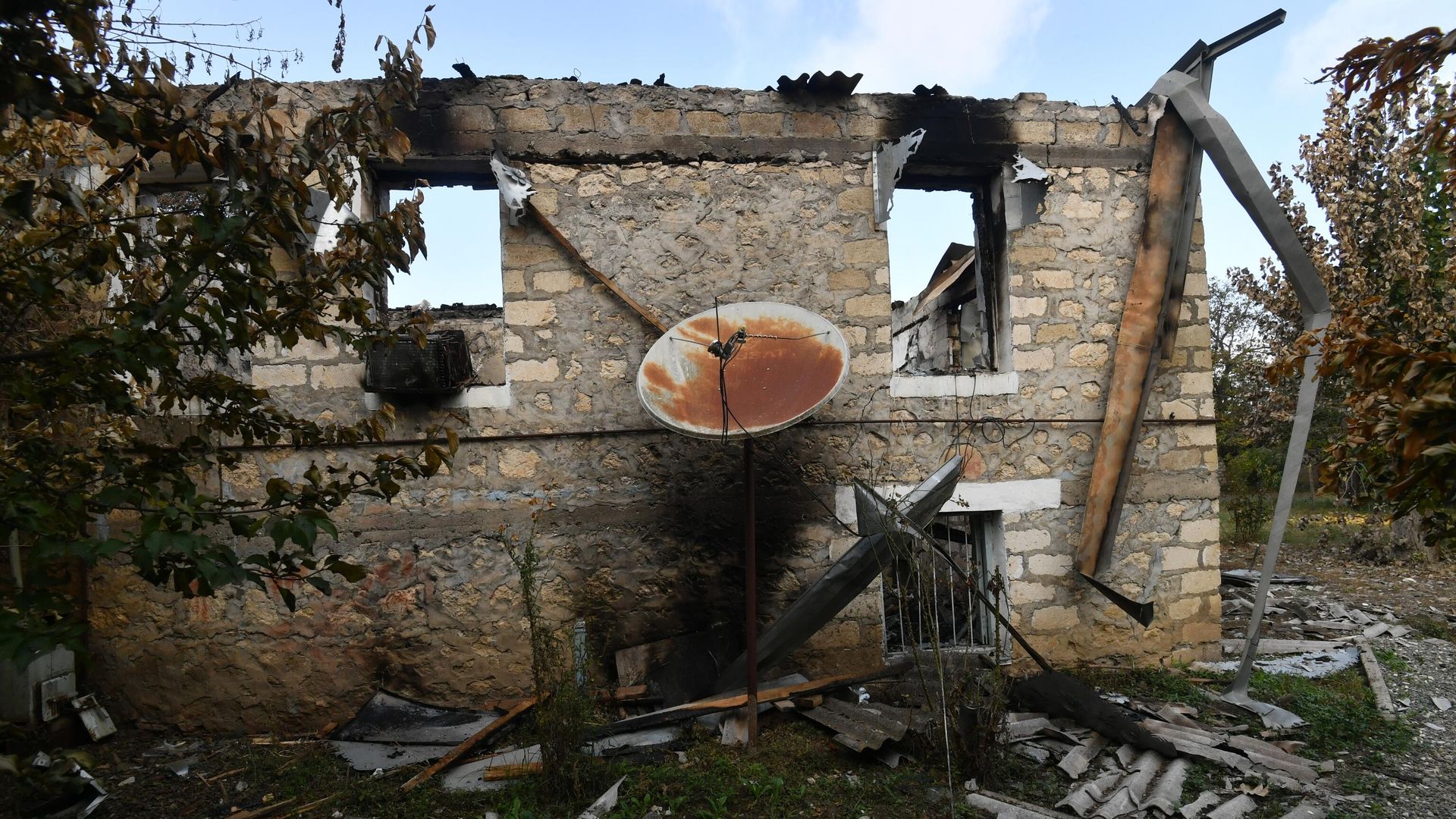 Разрушенный дом в результате обстрела в селе Карадаглы Агдамского района в Азербайджане Разрушенный дом в результате обстрела в селе Карадаглы Агдамского района в Азербайджане - РИА Новости, 1920, 23.10.2020