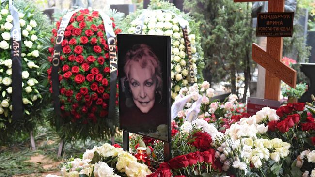 Могила народной артистки РСФСР Ирины Скобцевой на Новодевичьем кладбище Могила народной артистки РСФСР Ирины Скобцевой на Новодевичьем кладбище