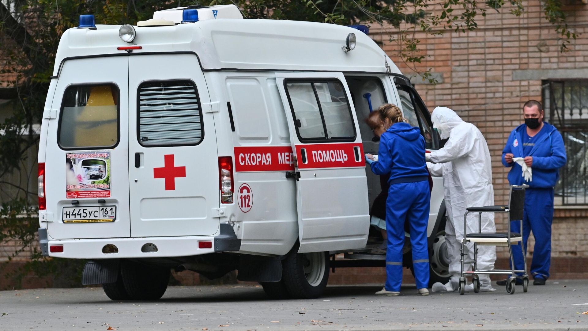 Бригада скорой медицинской помощи доставила пациента в городскую больницу №20 в Ростове-на-Дону - РИА Новости, 1920, 17.12.2020
