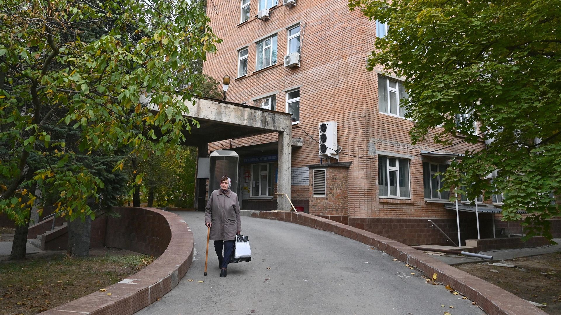 Женщина возле приемного отделения городской больницы №20 в Ростове-на-Дону Женщина возле приемного отделения городской больницы №20 в Ростове-на-Дону - РИА Новости, 1920, 30.10.2020