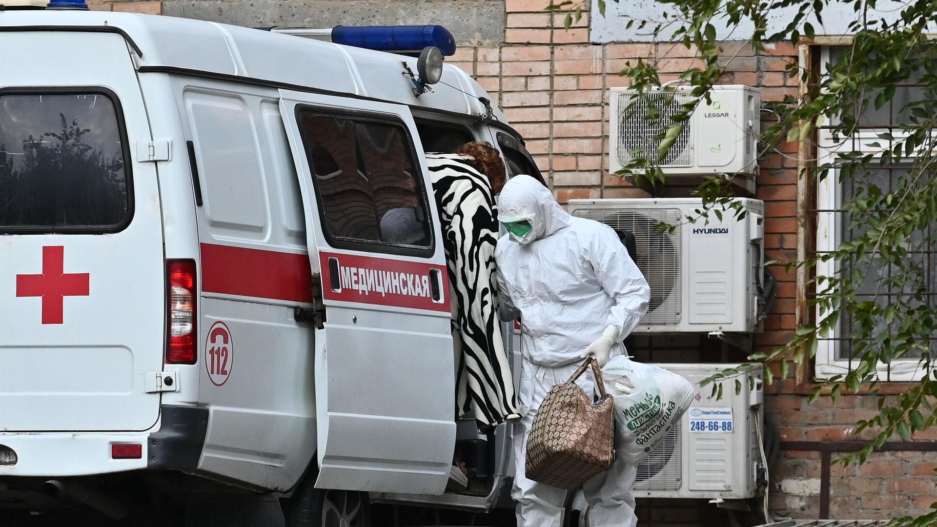 Бригада скорой медицинской помощи доставила пациента в городскую больницу №20 в Ростове-на-Дону Бригада скорой медицинской помощи доставила пациента в городскую больницу №20 в Ростове-на-Дону - РИА Новости, 1920, 26.01.2022